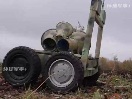 扛起三个喇叭就冲了,俄军使用无人遥控车前出劝降乌军,三名乌军士兵举手投降