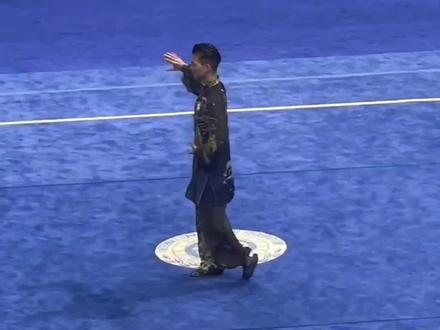 亚运会男子太极拳决赛现场,观众席惊现“显眼包”!网友:旁边这位大哥很无助啊!@柏拉🐰#亚运来了