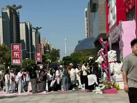 第一次见这种场面,粉丝们都太疯狂了,200个安保人员都不够用#追星人不见不散 #黄星