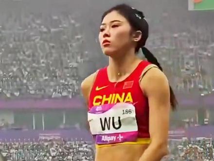 9月30日浙江杭州,亚运会女子100米栏预赛,吴艳妮轻松晋级决赛,记者拍到赛前热身霸气十足,祝决赛胜利!#田径运动员吴艳妮