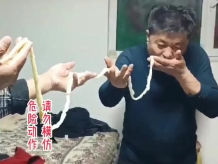 牧民显示吸羊尾油绝活,网友:可以申请世界吉尼斯纪录