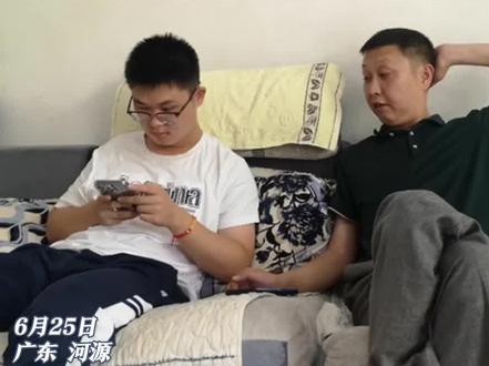 高考查分后儿子一脸淡定老爸喊破音了:哎呀,全省33名699分啊!#高考查分瞬间 #高考查分时刻 #广东高考