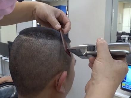 夏天到了,小伙剪一个郭德纲同款发型,个性鲜明还凉快