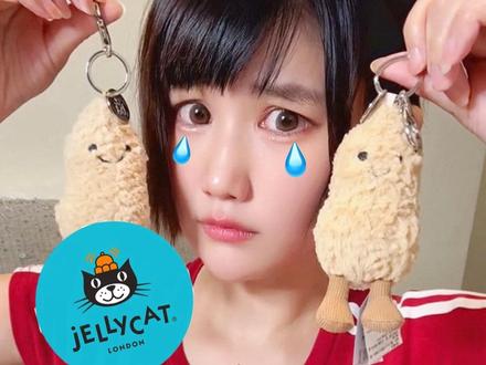 我買的Jellycat小花生吊飾
大約跟英國官網差不多價錢
然後,好久之後的某一天,
因為朋友一句無心的玩笑話,
我意外發現它應該是假貨😂😂😭😭
礙於影片時長
完整比較之後再發,
而且我想要再多觀察比較😠可惡
Ps..我個人以後只會從英國官網,或者有櫃台灣代理商那邊買😭當初會買就是因為家人容易過敏,所以選擇可愛又品質有保障的Jelly cat。結果買到假貨,根本白白買的啊😣😣
先簡單跟大家分享一些不同之處
不同之處:
1.腿的形狀
其實娃娃一定會有形狀個體上的差異
但這個差太多了,應該不用說了吧☹️
全部的娃娃都乖乖併攏坐好
就我的特別活潑啊?
2.顏色
兩個是不同色階的黃棕色
3.粗糙的車線
明顯比較粗糙的車線
咖啡色的腿後後面露出許多白色的線,
空曠的正後腦勺後面也有一個1到2mm白色的線,
這不可能是製作上的失誤吧 😕
_
#girl #toys #娃娃
#jellycat #jellycat盜版