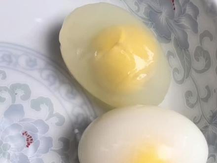 鸽子蛋,一般半透明的比较多,少部分的是蛋白色或者全透明。 口感q弹蛋黄细腻都是好蛋#鸽子蛋