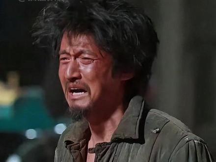 估计《老舅》导演也没想到,找个没人认识的演员客串个要饭的,谁料年近40的他零台词却一跪封神#高广泽 #郭京飞 #电视剧老舅 #娱乐评论大赏 #内容启发搜索