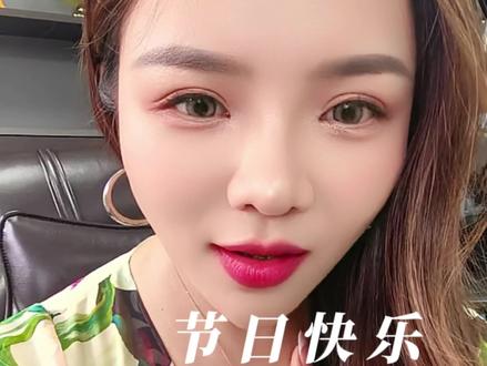 520这天,我特意穿上了喜欢的花裙子。不赴任何人的约,就想安安静静宠爱自己。
裙子热烈又明媚,像极了此刻的心情——先把自己爱够,再去拥抱世界呀。
我始终相信,对的人总会慢慢赶来。毕竟世界那么大,我一定能遇见那个风雨同舟、能一起分担也能一起分享的人~