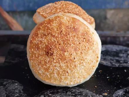 翻板烧饼的做法教程分享,弄个这样的炉子,你也可以做烧饼。@郑州市王发财餐饮管理有限公司 @郑州王发财餐饮管理有限公司 @郑州市金水区王发展逍遥镇胡辣汤早餐店