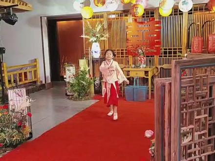 三姑的孙女,在她小姑姑的婚礼现场献舞《玛尼情歌》,小侄女跳的真棒!#每一个精彩瞬间都值得记录 #我家的小公主闪亮登场啦