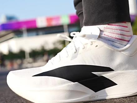 这双二区心率90上脚来说真的很轻弹#跑鞋推荐 #衣问衣答衣帽间 #抖音生活观察计划 #二区心率90 #跑鞋测评