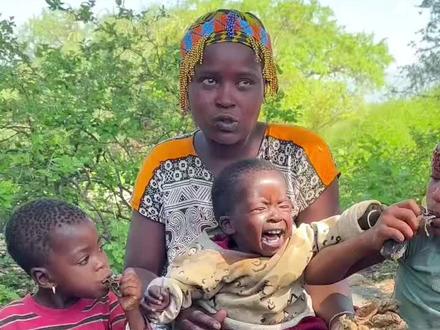 “龇牙包”没有一天是不哭的😅#可爱到爆炸💥 #这孩子多少有点倔脾气 #创作灵感 #哈扎比部落#非洲