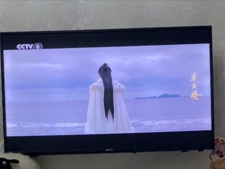#莲花楼 在央8迎来了大结局,谁看了都要高喊一句:是he!!!!!
央8在aqy结局的基础上增加了网络版番外的一部分,并且更改了顺序还删了一个决定性镜头。aqy番外:李莲花先出现在海边,方多病和笛飞声骑马来寻,之后是李莲花最后的那个微笑,然后镜头从他的背影拉近到大海,又拉回去,然后刚才李莲花所站的位置已经没人了。至此结局,这一版本算是oe,留了很大的留白。而央8版结局是方多病和笛飞声先骑马去海边,然后李莲花才出现在海边,镜头在三人间切换,但是最后,是从方笛二人看着海边的李莲花,然后直接拉近到大海,就结局了,没有再把镜头拉回去,这怎么能不算是he呢!#莲花楼央视版结局 #创作灵感