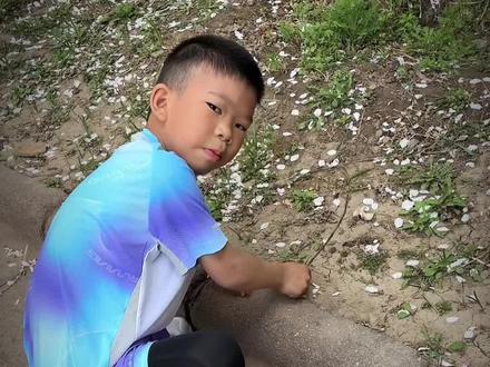 养娃进阶版:全场景 AI 陪伴,轻松带娃更省心 孩子总问各种奇怪问题,我也没法事事答准、英语更不敢乱教,直到用了听力熊 Mooni M1。
它是依托阿里千问大模型,有六大 AI 伙伴全覆盖:Teeni百事通解答好奇、Mia 故事共创激发想象,Polly英语对话自然地道,还有抱抱情绪安抚、Bunny 地理启蒙、bobo 电台安静陪伴。真正做到全场景都顾到。4G 通话定位的、可以绑定六人家庭组、有成长报告更省心。是阿里安全护航不用担心乱七八糟的信息,轻便防水颜值高。
听力熊 Mooni M1 它不是替代陪伴,而是贴心帮手,Mooni,让世界和孩子对话。
#听力熊Mooni M1 #听力熊 #AI随身智能体 #带娃好物 #母婴好物