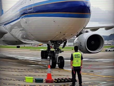 飞机没有倒挡是怎么“倒车”的呢?@中国南方航空 一条视频教会大家~话说,你是因为没有“倒挡”才不买飞机的吗?快在下方评论区留言吧~