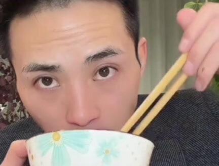 索图大舞台火了之后也带动了前妻直播间的人气
索图也很高兴的#索图#索图大舞台