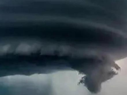 史上最强龙卷风真实影像:千米飓风来袭,数座城镇瞬间夷为平地! #历史 #真实影像 #最强龙卷风