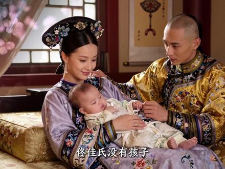 德妃与她的两个儿子 清朝有条规矩:位份不够的女人,孩子生下来就要送走,交给位份更高的妃子来养。德妃生第一个儿子的时候,只是个普通宫女。孩子被抱走那天,她没敢哭出来。那个被抱走的孩子,后来叫雍正。#历史人物 #历史故事 #睡前故事 #女性智慧