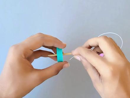 今天我们来制作一个瓶盖陀螺旋转器! #手工玩具 #自制玩具 #儿童手工 #陀螺玩具 #小玩具 #diy玩具