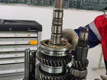 18年五菱宏光S手动变速器空挡异响(挂挡后异响减弱),五档齿轮及输出轴异常磨损,轴承损坏!