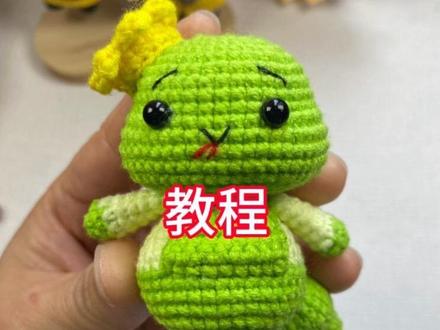 十二生肖之小青蛇钩织教程1️⃣附图解。脑袋钩法同小老鼠,请参考十二生肖合集小老鼠视频教程,这里不再重复录制#教程分享 #钩织毛线玩偶#蛇#我的手工作品