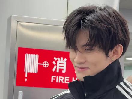 高嘉辉怎么线下比直播腼腆呢#云旗 #云熠星河 #52