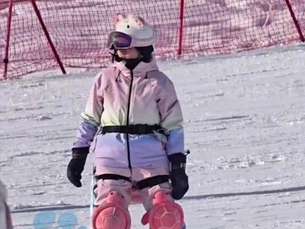全红婵滑雪三天已经会丝滑换刃了!全红婵新疆滑雪发文:“下次还来玩”#大象主播说 @主播李振龙