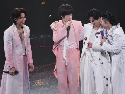 阿信舞台惊险一刻,成员瞬间冲上前!他却用一句玩笑安抚所有人#阿信摔下舞台 #f4上海演唱会