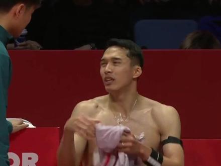 乔纳坦脆败昆拉!总决赛能否出线? 乔纳坦两局脆败昆拉武特!难道是昨晚太累了?!这个状态能出线吗?#羽毛球 #世界羽联总决赛 #昆拉武特 #乔纳坦 #羽毛球比赛