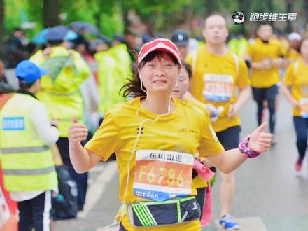 2023年武汉马拉松报名人数110168人,26011可以参加比赛,虽然中签率太低,我还是祈祷希望我能中签🧨🧨🧨
2019年的武汉马拉松我用奔跑的方式为Tony同学中考加油,在长江大桥上看到坐在轮椅奔跑的小伙子,我用手机记录了下来,每次翻到这个视频都在想生活中我们遇到的各种各样的困难跟这个小伙子比起来又算什么,这三年我们都过异常艰难,孩子们三年的网课,还好一切已经过去,2023是充满希望的一年,将会是收获满满的一年,一起加油吧##朝着梦想奔跑吧 #享受运动带来的快乐 #传递奔跑的力量 #武汉马拉松#中年美少女