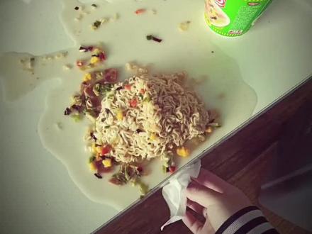 虽然打翻了泡面 但转念一想 我终于可以用付航的这条语录了#付航脱口秀