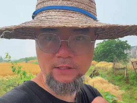 常熟隆力奇工业园仓库突发大火,现场浓烟滚滚火势不小,好在救援及时,没有人员受伤,火情也顺利扑灭。
