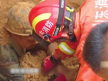 消防救援:工人挖井遭遇塌方,被埋井底奇迹生还 #消防救援