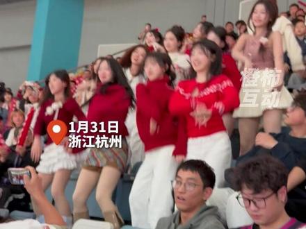 CBA浙江德比,台上台下两支拉拉队斗舞