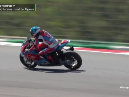 #WSBK #张雪 #雅马哈R9 #摩托车比赛 #极限反杀 #中国车手 #赛道封神 #机车赛事
WSBK史诗夜!张雪最后三圈生吃双R9,中国速度封神波尔蒂芒
今晚的WSBK葡萄牙站第二回合,注定载入中国摩托史册!
最后三圈戏剧性拉满,53号张雪820RR-RS弯道小失误滑落至第三,面对两台雅马哈R9前后夹击,全场屏息。直线段直接火力全开,硬生吃下两台厂队雅马哈R9,强势反超夺回第一,以碾压姿态冲线夺冠!
从失误到反杀,从追赶到统治,三缸猛兽全程无尿点。直线爆发力碾压同级,弯道稳定性丝毫不虚豪门,把雅马哈R9、杜卡迪V2一众豪强甩在身后。
这不是运气,是实打实的技术碾压!中国摩托打破欧美日数十年垄断,在世界顶级赛场用最硬核的超车,宣告属于我们的时代到来!