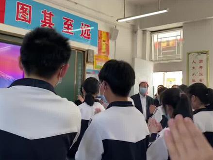 县委书记艾进德走进一高光谦部超越五班,给今年参加高考的同学送上美好祝愿。#镇平一高中 #镇平一高 #记录校园生活