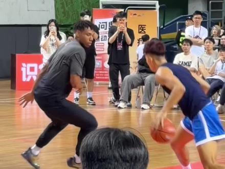 “这一球祝铭震是真没防住” #周楷恒vs祝铭震百分大战 #篮球🏀 #超级篮夏