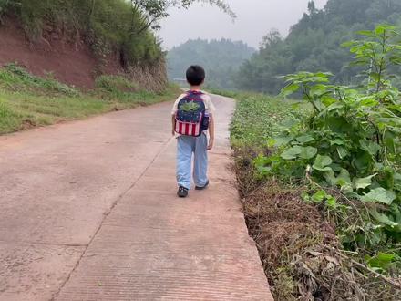 短剧:孩子放学路上被抱走,冷静应对人贩子,抓住机会成功逃脱