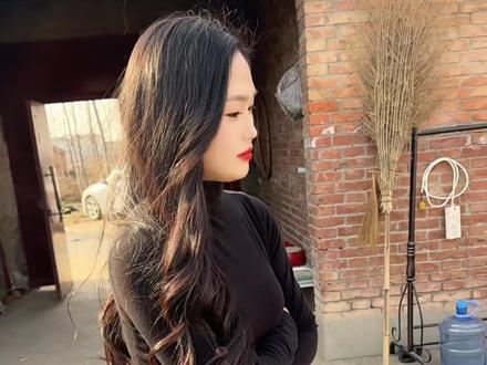 #小皮裙大波浪,同款衣服在橱窗