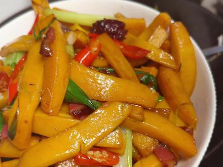 你吃过湖南桂东黄糍粑吗?特独特产,味道确一绝!过年必吃的黄糍粑,甜甜蜜蜜,年味直接拉满!别再蒸糍粑了!试试这样做,焦香软糯巨解馋#生活服务热点中心 #奇特美食 #特产 #糍粑 #地方特色