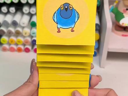 疯狂鸽子会跳舞的小卡|手工教程 谁还没被那只“疯狂的鸽子”魔性舞步支配?!
我直接把它做成了抽拉小卡!一拉一推就能无限循环跳舞,比刷视频还上头!
水彩纸+手绘鸽子,机关超简单,手残党也能复刻~
现在随时随地都能让它跳起来,魔性又治愈!
灵感来源:美子小姐
工具小贴士:
- 纸张:300g水彩纸
- 工具:泰驰马克直液式丙烯马克笔
-胶水:手工胶/ 双面胶 裁纸刀
#疯狂的鸽子 #手工小卡 #抽拉机关卡 #手绘教程 #魔性洗脑