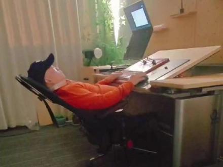 电竞仓的一个缺点是缺乏扶手调节。不同后仰角度,需要对扶手的高度,前后,角度进行调节#躺着办公 #人体工学 #正确坐姿 #电竞仓