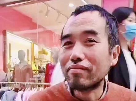 他是我们97届汝南县文科高考状元,当年以839分的高分考入中国人民大学,成为了刘强东的校友。成为我们全县学子学习的榜样。毕业后去上海成立了两家公司,后因种种原因,多年流浪在外,现已回到家乡。
#评论区聊聊你的看法