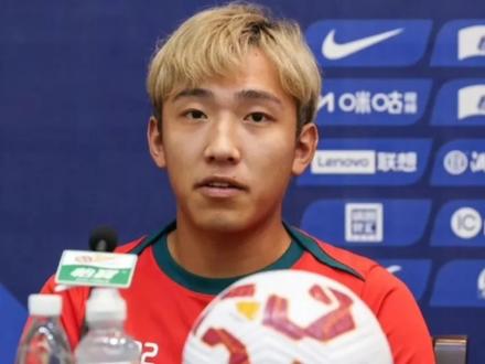 据悉,由于黄锐烽于河南队还有合同在身,双方目前主要卡在转会费方面,河南要价很高,成都蓉城估计无法满足,目前很有可能谈崩#易球成名计划 #实况足球手游 #实况足球online #黄锐烽 #成都蓉城