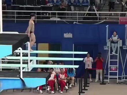 全运会跳水比赛男运动员失误差点撞到台子,山东队教练暖心冲上前守护#体育精神 #比赛现场 #跳水运动员 #冠军 #安全第一