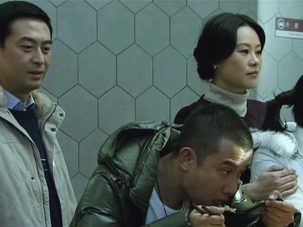 当海藻偶遇宋太太,海藻慌了吗 早餐店偶遇宋思明一家,海藻赌气拒陪周末
却收收获宋思明连夜奔的惊喜
并且帮他摆平工作上的难题
沉沦之路更难回头!#蜗居 #海藻宋思明 #出轨的女人 #电视剧解说