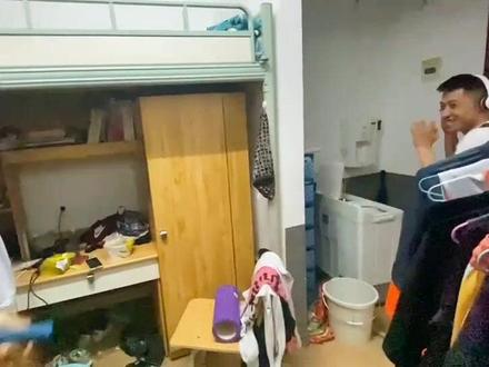 #男生宿舍 #大学生活 寝室情景剧《燕双鹰-理工分鹰》,他什么时候偷走了我的弹夹!