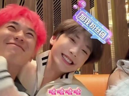 这是剧里甜到剧外的节奏🤣女主也是到了剧外依然是沉浸式磕糖🤣岁岁与卿欢上线啦好看的!属于要给编剧加鸡腿系列!#钟正#李若洵#岁岁与卿欢#新剧推荐 #直播互动