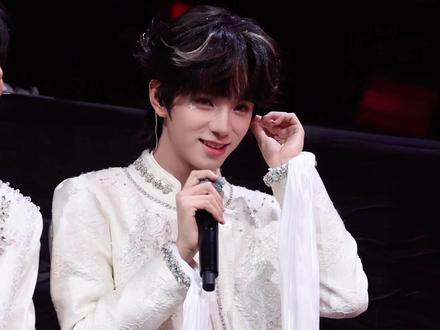 把我的心搅得一团乱还在那里萌萌地笑!
#王橹杰 #荣耀之战 #萌