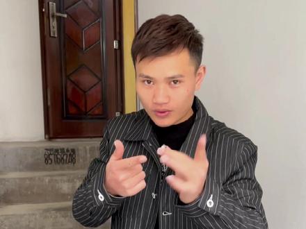 这个人体飞天术原来是这样飞起来的。 #魔术教学 #魔术 #悬浮术