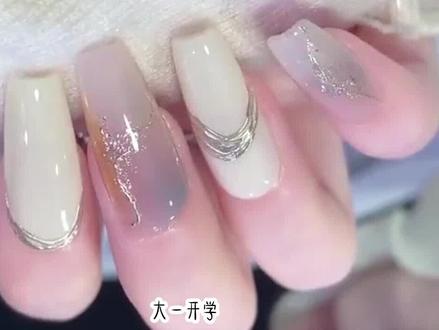长篇版~自己不敢看@姐妹来看系列,原文已完结#寝室规则夜话 寝室规则夜话后续 #大一开学宿舍规定晚上十点半都会准时熄灯 #恐怖 #校园恐怖文 悬疑小说 每日推荐 今日推文 小说推文 小说#十四点的寝室 十四点的寝室后续 大学静音宿舍 大学静音宿舍后续
大一开学,宿舍规定晚上十点半都会准时熄灯。第一天我踩时间回的宿舍,刚刚进门,瞬间灯灭了。可我看了眼手机,这不是十点二十九分吗?这时,墙壁上的喇叭发出滋滋的电流声。「各位同学,欢迎回到你们熟悉的校园,下面播报最新的学校规章制度,请各位同学遵如下规定,如有违犯,后果自负。」【熄灯后请不要在寝室内大声喧哗。】我轻手轻脚的放下了手里的洗脸盆。【睡觉前记得将门窗关好。】【窗外不会有人或是别的东西注视你,如果有,请保持安静不要惊动它。】